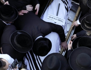 Primeros entierros de muertos en la estampida de Israel poco antes del Shabat