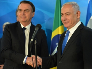 Bolsonaro discute con Israel posibles pruebas de spray anticovid en Brasil