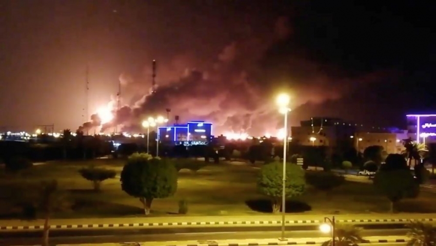 Los rebeldes hutíes pro-iraníes atacan refinerías en Arabia Saudita