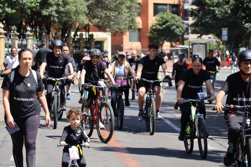 Colombianos salieron a pedalear para pedir por la liberación de los secuestrados israelíes en Gaza