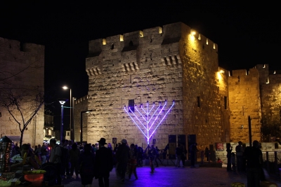 Israel celebra el primer día de Janucá, el festival de las luces.